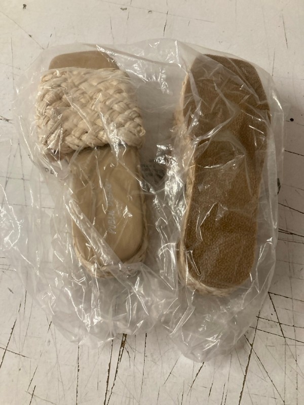 Lot 473  
            Nottingham SR3 - Delivery Only 

                
WOMEN'S DESIGNER ECLIPSE STRAW FLAT SHOES UK SIZE 6 (CREAM) - Image 3