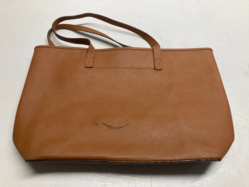 Lot 47  
            Nottingham SR3 - Delivery Only 

                
MICHAEL KORS QUINN LARGE LEATHER TOTE BAG