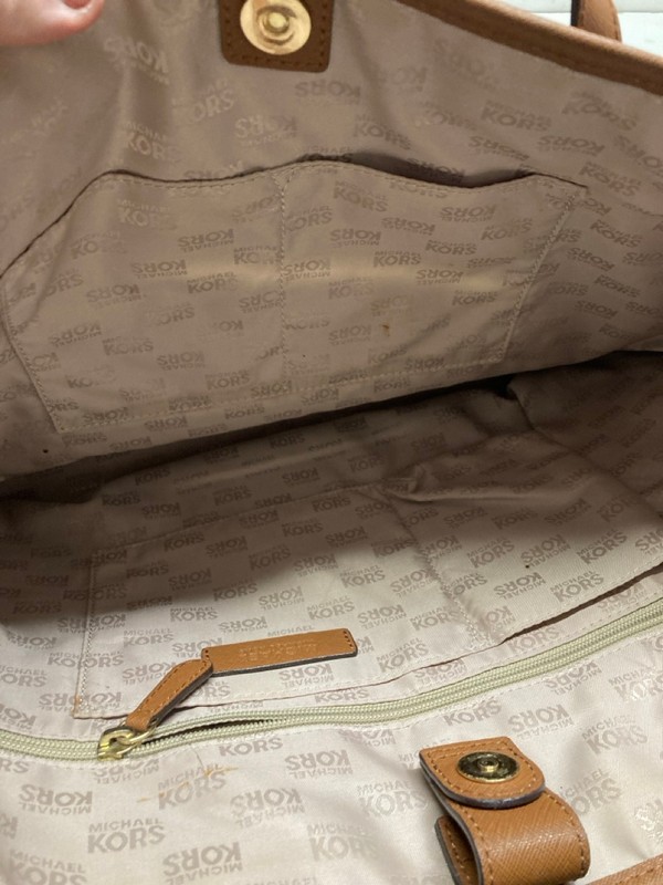 Lot 47  
            Nottingham SR3 - Delivery Only 

                
MICHAEL KORS QUINN LARGE LEATHER TOTE BAG