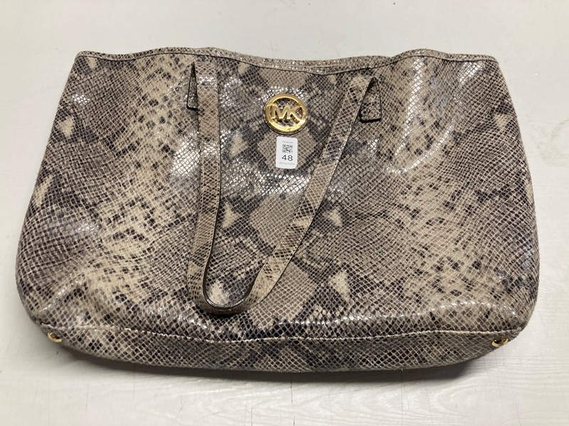 Lot 48  
            Nottingham SR3 - Delivery Only 

                
MICHAEL KORS SNAKE SKIN PRINT TOTE BAG
