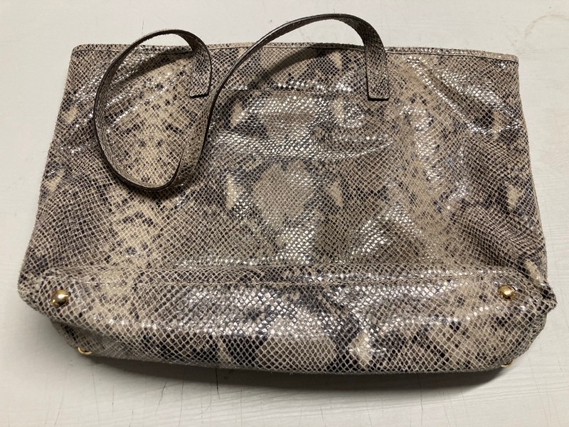 Lot 48  
            Nottingham SR3 - Delivery Only 

                
MICHAEL KORS SNAKE SKIN PRINT TOTE BAG