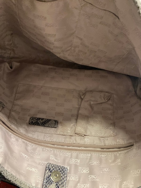 Lot 48  
            Nottingham SR3 - Delivery Only 

                
MICHAEL KORS SNAKE SKIN PRINT TOTE BAG