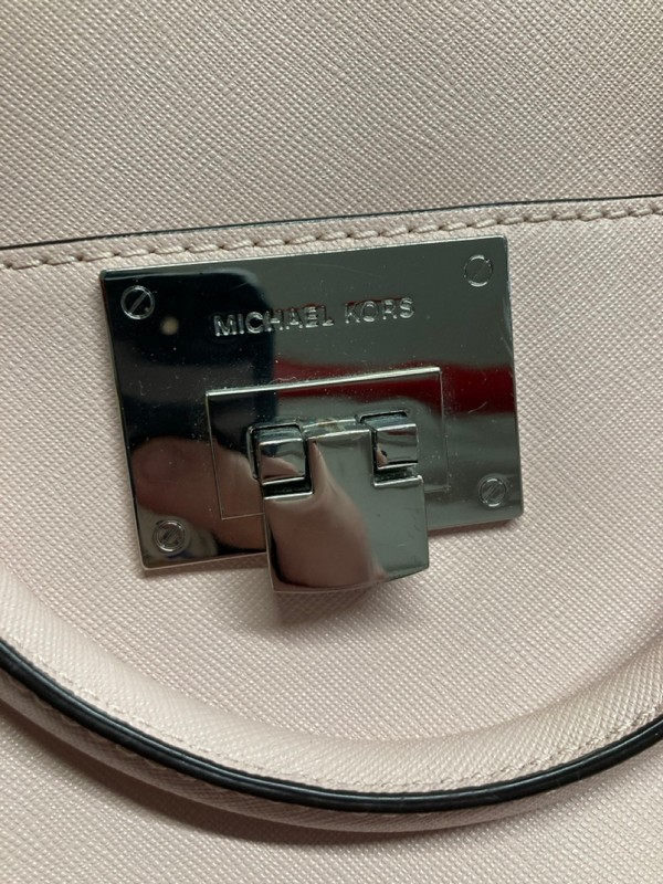 Lot 50  
            Nottingham SR3 - Delivery Only 

                
MICHAEL KORS TINA LARGE LEATHER SATCHEL