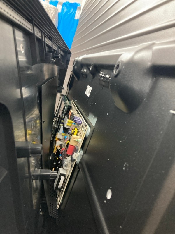 Lot 3  
            Nottingham SR4 - Collection Only 

                
SAMSUNG 75" 4K TV MODEL: UE75U8000F (NO REMOTE, NO STAND, NO BOX) (CASE DAMAGE) (...