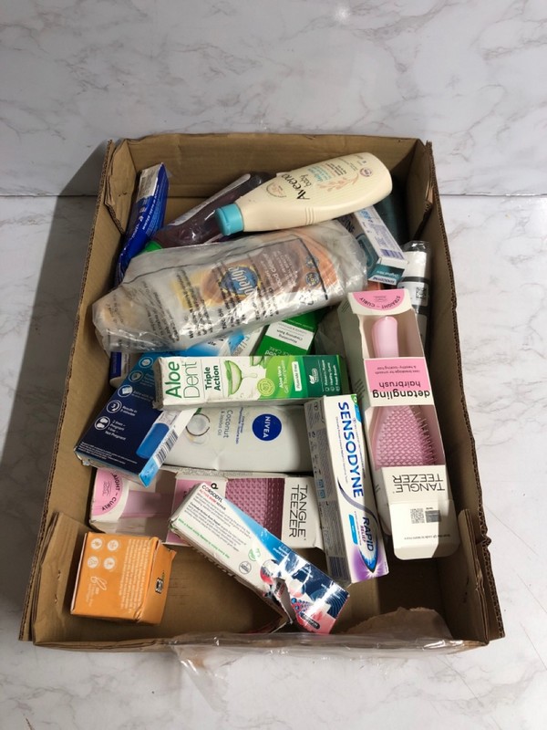 Lot 127  
            Nottingham SR5 - Delivery Only 

                
BOX OF VARIOUS ITEMS TO INC SENSODYNE