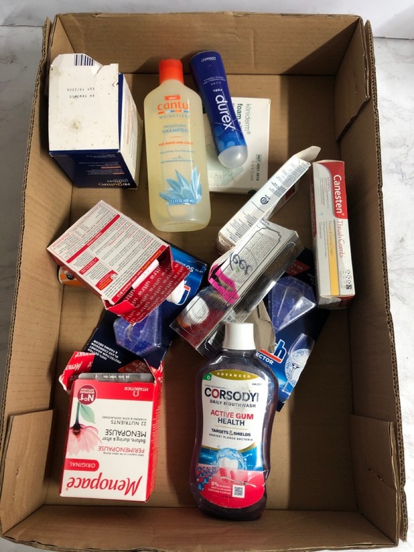 Lot 134  
            Nottingham SR5 - Delivery Only 

                
BOX OF VARIOUS ITEMS TO INC FINISH PROTECTOR