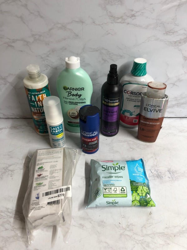 Lot 160  
            Nottingham SR5 - Delivery Only 

                
BOX OF VARIOUS ITEMS TO INC ALOEDENT - Image 4