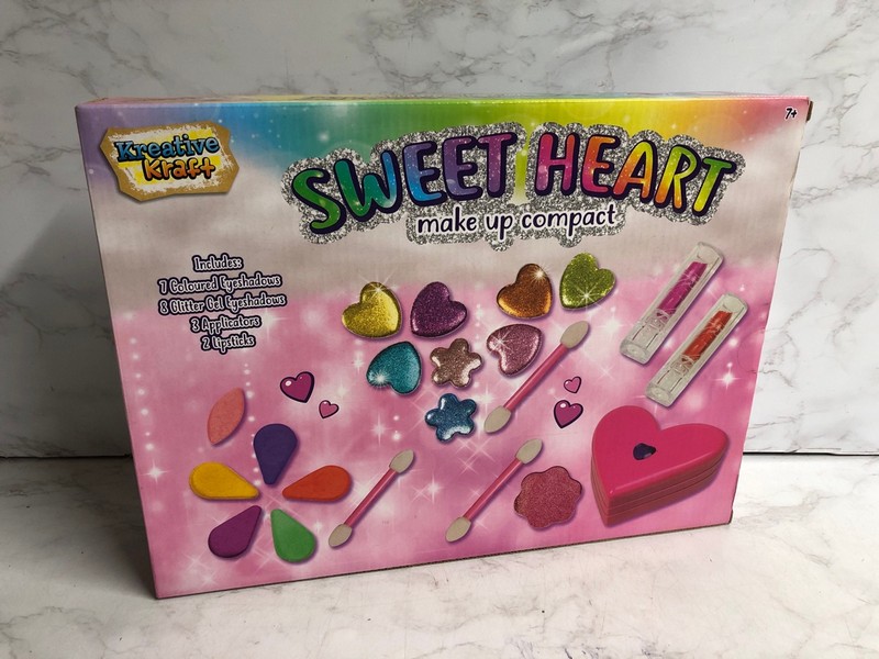 Lot 168  
            Nottingham SR5 - Delivery Only 

                
2 X KREATIVE KRAFT SWEET HEART MAKE UP COMPACTS