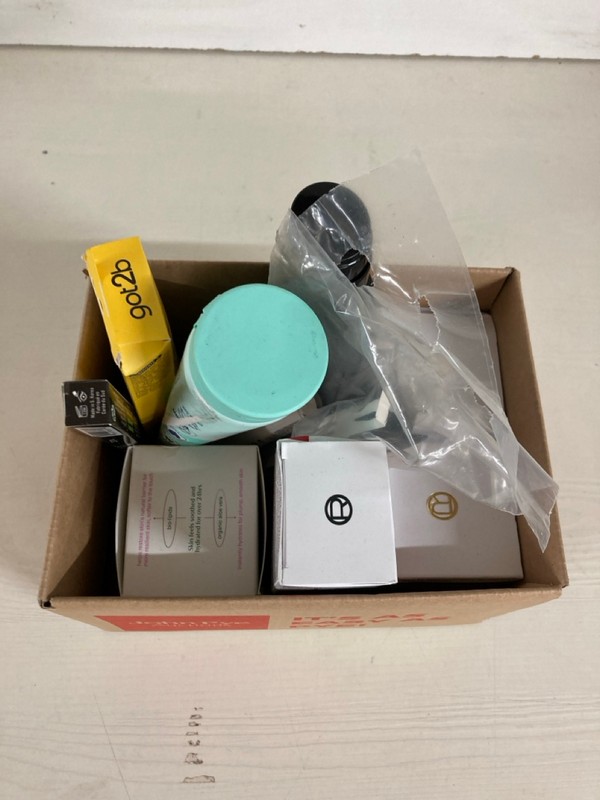 Lot 185  
            Nottingham SR5 - Delivery Only 

                
BOX OF ITEMS TO INC LOREAL PARIS REVITALIFE