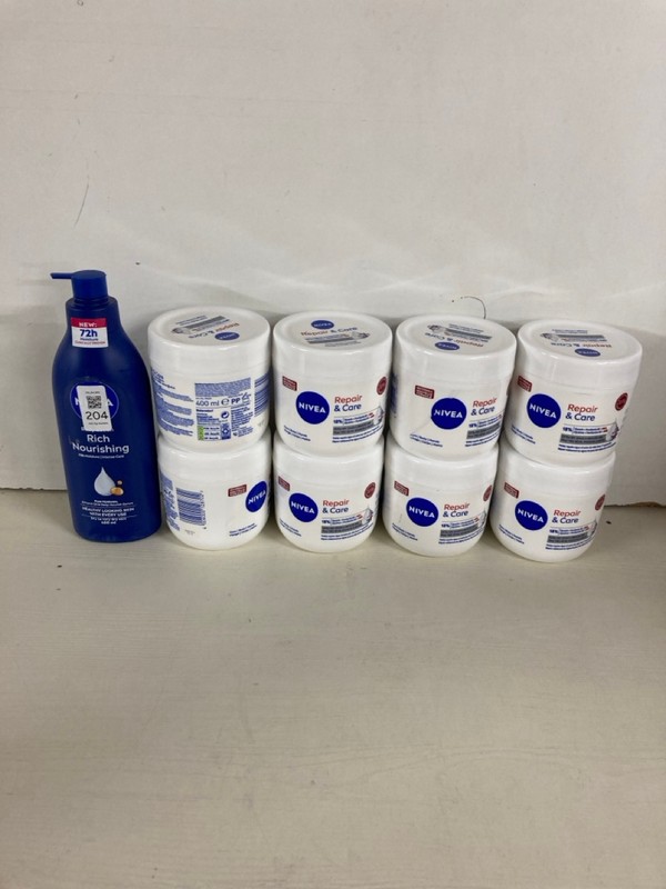 Lot 204  
            Nottingham SR5 - Delivery Only 

                
BOX OF ITEMS TO INC GLADE GELS