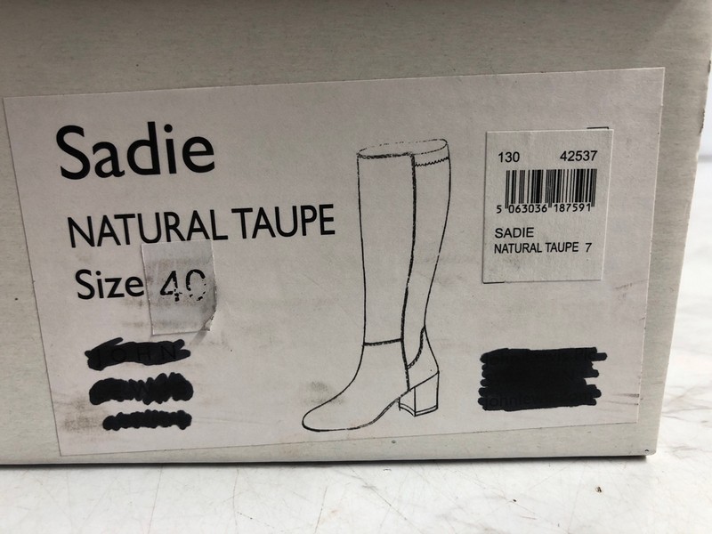 Lot 21  
            Nottingham SR5 - Delivery Only 

                
SADIE NATURAL TAUPE KNEE HIGH BOOTS SIZE:40