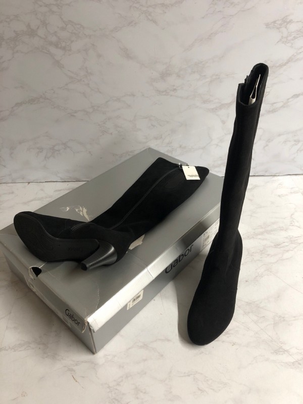 Lot 22  
            Nottingham SR5 - Delivery Only 

                
GABOR MAYBE S SLIM BLACK SUEDE KNEE HIGH BOOTS SIZE:5 1/2 ORIGINAL RRP:£119