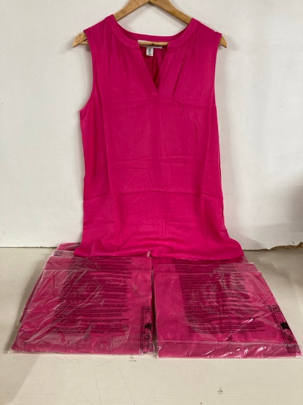 Lot 354  
            Nottingham SR5 - Delivery Only 

                
8 X WOMENS SLEEVLESS VEST V NECK PINK TEE TOPS - SIZE - UK M (SEALED) COMBINED RR...