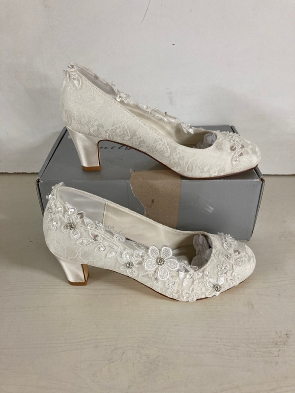 Lot 362  
            Nottingham SR5 - Delivery Only 

                
EMILY BRIDAL WEDDING SHOES SIZE: UK4