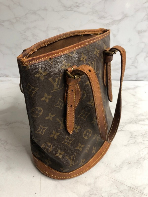 Lot 37  
            Nottingham SR5 - Delivery Only 

                
LOUIS VUITTON BUCKET LEATHER TOTE