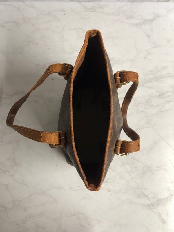 Lot 37  
            Nottingham SR5 - Delivery Only 

                
LOUIS VUITTON BUCKET LEATHER TOTE