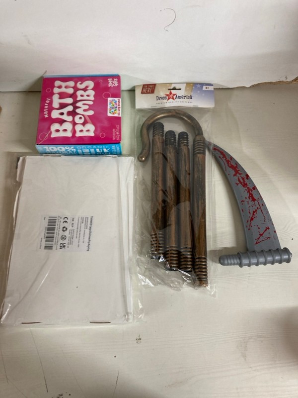 Lot 393  
            Nottingham SR5 - Delivery Only 

                
BOX OF CHILDRENS TOYS TO INC DRESS UP AMERICA FANCY DRESS CONSTUMES - Image 2