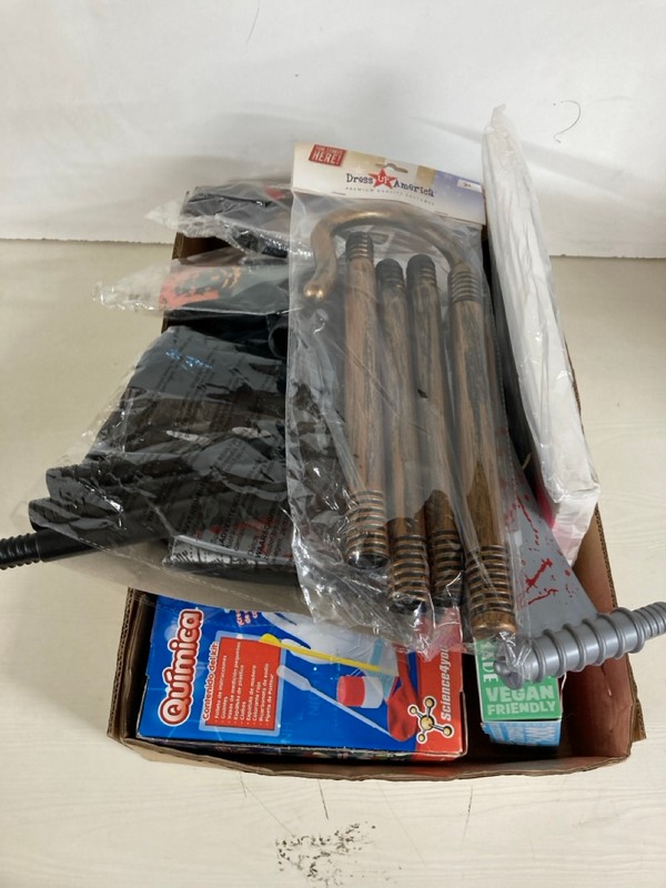 Lot 393  
            Nottingham SR5 - Delivery Only 

                
BOX OF CHILDRENS TOYS TO INC DRESS UP AMERICA FANCY DRESS CONSTUMES - Image 3