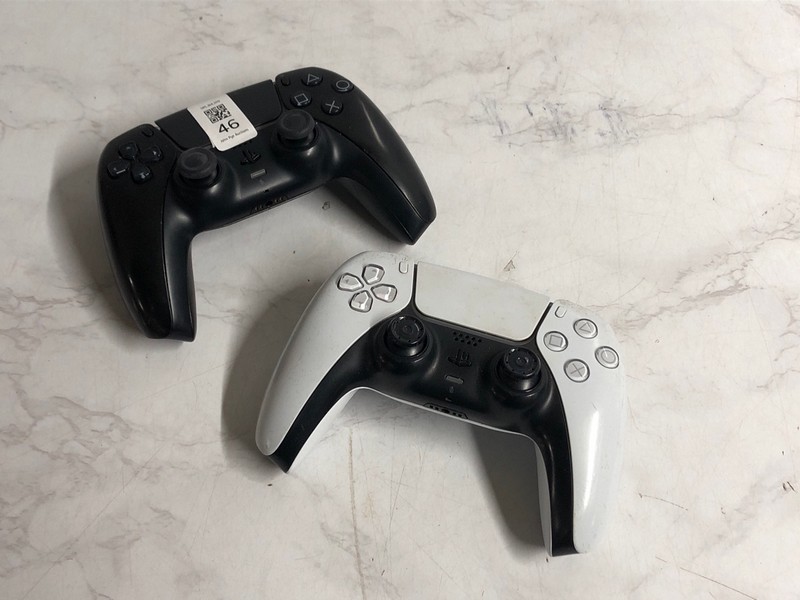 Lot 46  
            Nottingham SR5 - Delivery Only 

                
2 X PS5 SONY WIRELESS CONTROLLERS