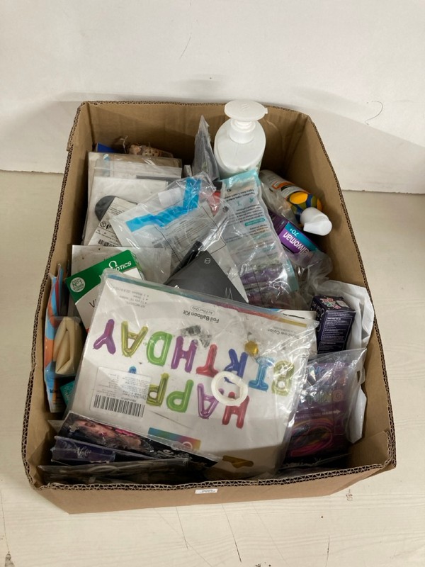 Lot 488  
            Nottingham SR5 - Delivery Only 

                
BOX OF VARIOUS ITEMS TO INC ORAL B INTENSIVE WHITENING TOOTHEPASTE