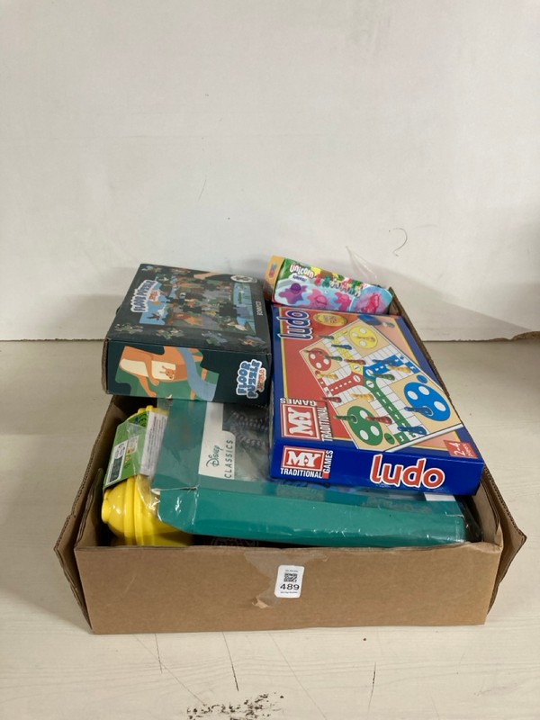 Lot 489  
            Nottingham SR5 - Delivery Only 

                
BOX OF VARIOUS TOYS TO INC TOMY TOOMIES HIDE & SQUEAK EGGS