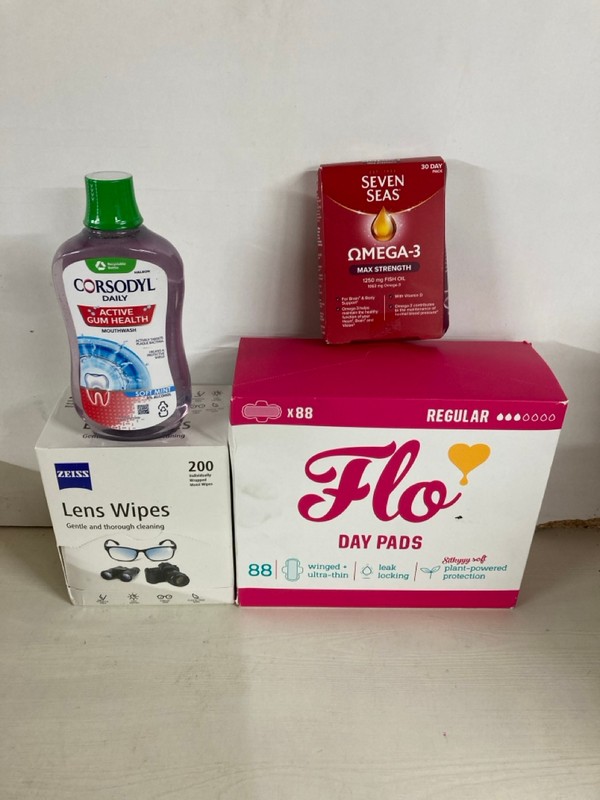 Lot 490  
            Nottingham SR5 - Delivery Only 

                
BOX OF VARIOUS ITEMS TO INC ZEISS LENS WIPES