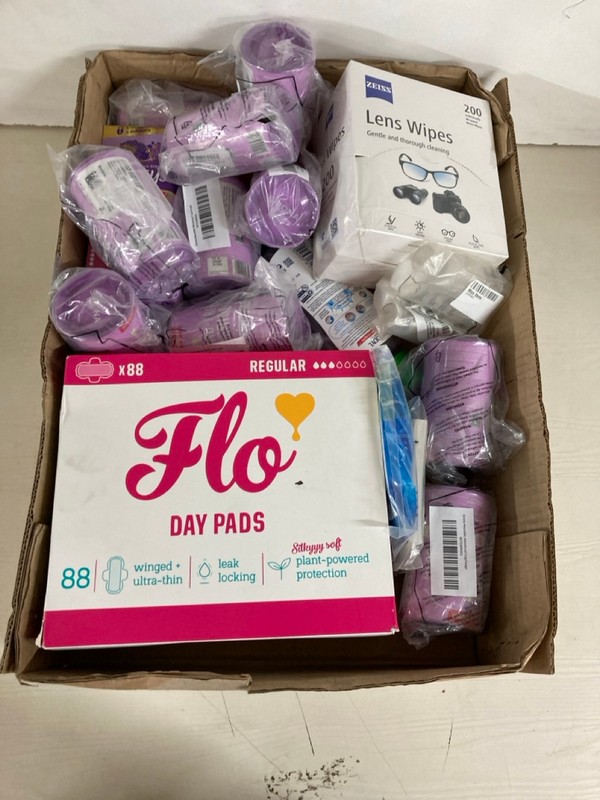 Lot 490  
            Nottingham SR5 - Delivery Only 

                
BOX OF VARIOUS ITEMS TO INC ZEISS LENS WIPES