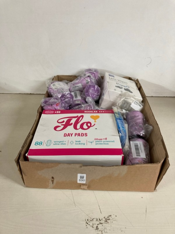 Lot 490  
            Nottingham SR5 - Delivery Only 

                
BOX OF VARIOUS ITEMS TO INC ZEISS LENS WIPES