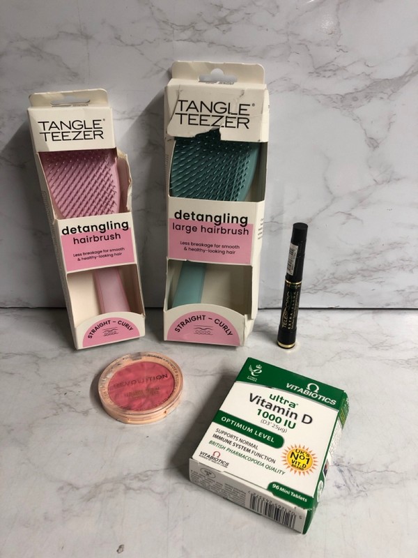 Lot 56  
            Nottingham SR5 - Delivery Only 

                
BOX OF VARIOUS ITEMS TO INC OLAY REGENERIST