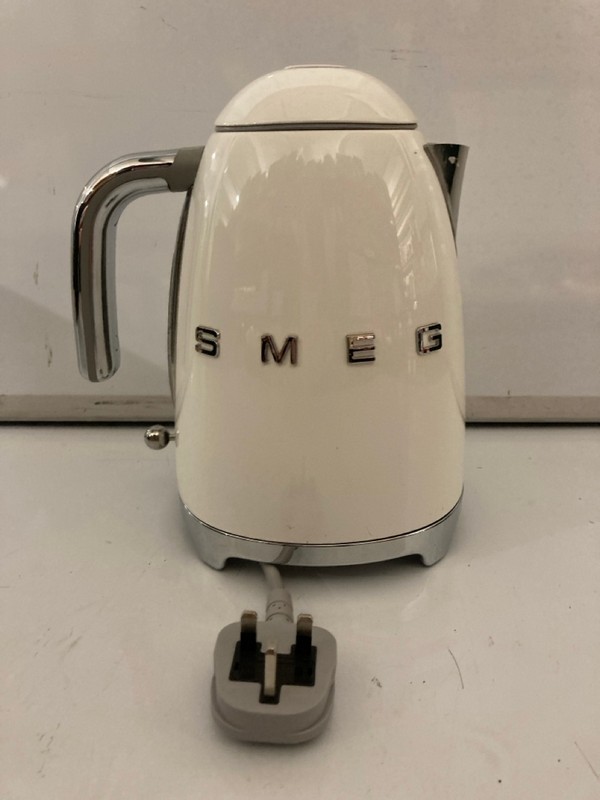 Lot 103  
            Nottingham SR7 – Delivery Only 

                
SMEG WHITE JUG KETTLE