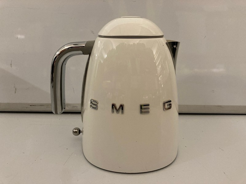 Lot 103  
            Nottingham SR7 – Delivery Only 

                
SMEG WHITE JUG KETTLE