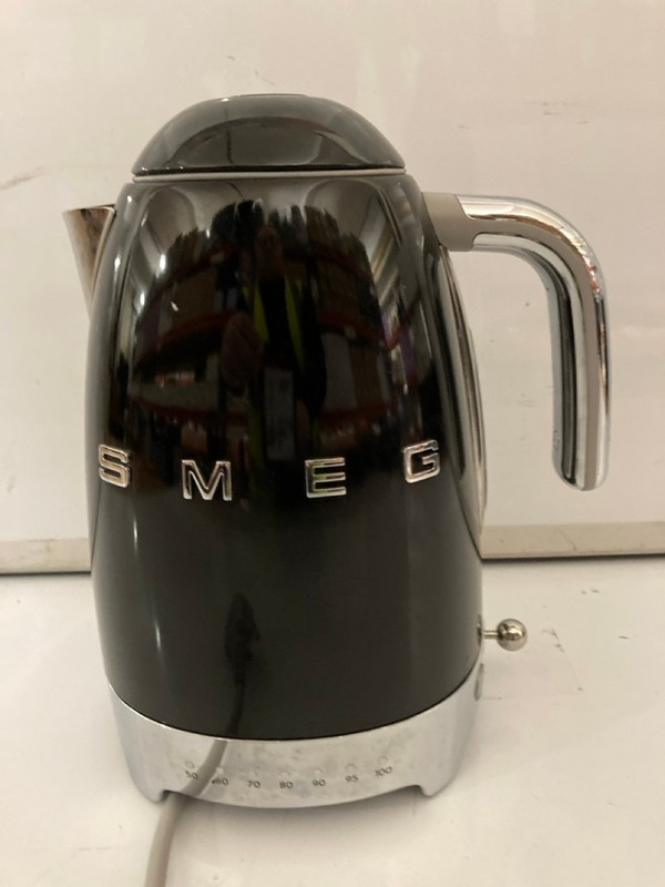 Lot 107  
            Nottingham SR7 – Delivery Only 

                
SMEG 50'S RETRO STYLE JUG KETTLE IN BLACK ORIGINAL RRP £179.00