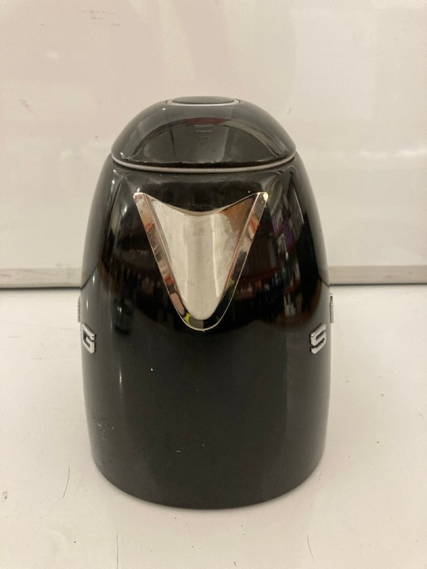 Lot 107  
            Nottingham SR7 – Delivery Only 

                
SMEG 50'S RETRO STYLE JUG KETTLE IN BLACK ORIGINAL RRP £179.00