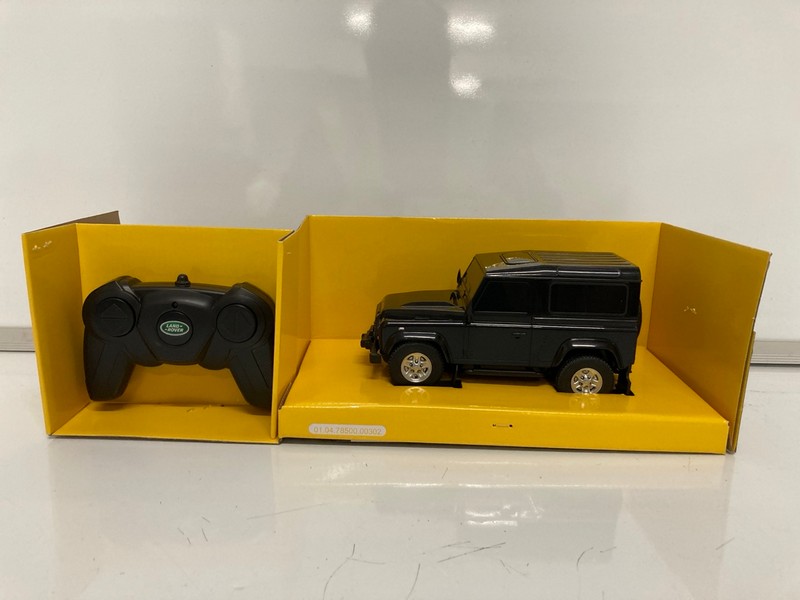 Lot 135  
            Nottingham SR7 – Delivery Only 

                
RASTAR LAND ROVER DEFENDER RC CAR
