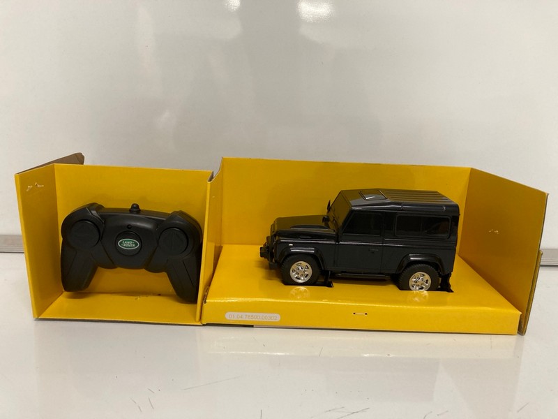 Lot 136  
            Nottingham SR7 – Delivery Only 

                
RASTAR LAND ROVER DEFENDER RC CAR