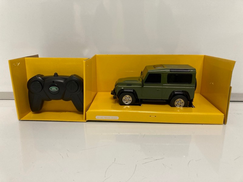 Lot 139  
            Nottingham SR7 – Delivery Only 

                
RASTAR LAND ROVER DEFENDER RC CAR