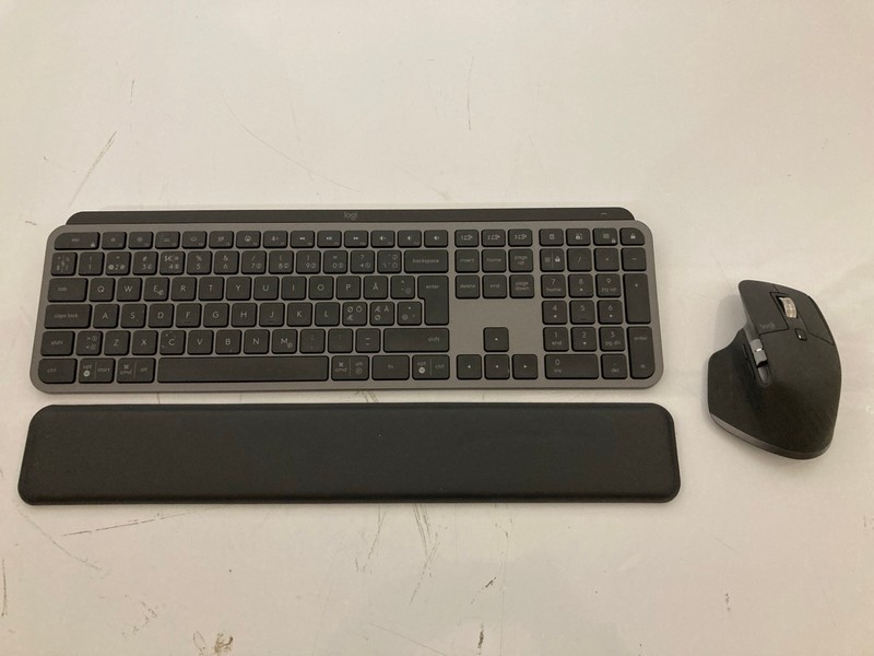 Lot 14  
            Nottingham SR7 – Delivery Only 

                
LOGITECH KX KEYS S COMBO KEYBOARD AND MOUSE ORIGINAL RRP £199.99