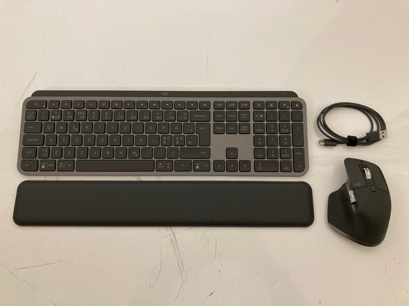 Lot 17  
            Nottingham SR7 – Delivery Only 

                
LOGITECH KX KEYS S COMBO KEYBOARD AND MOUSE ORIGINAL RRP £199.99