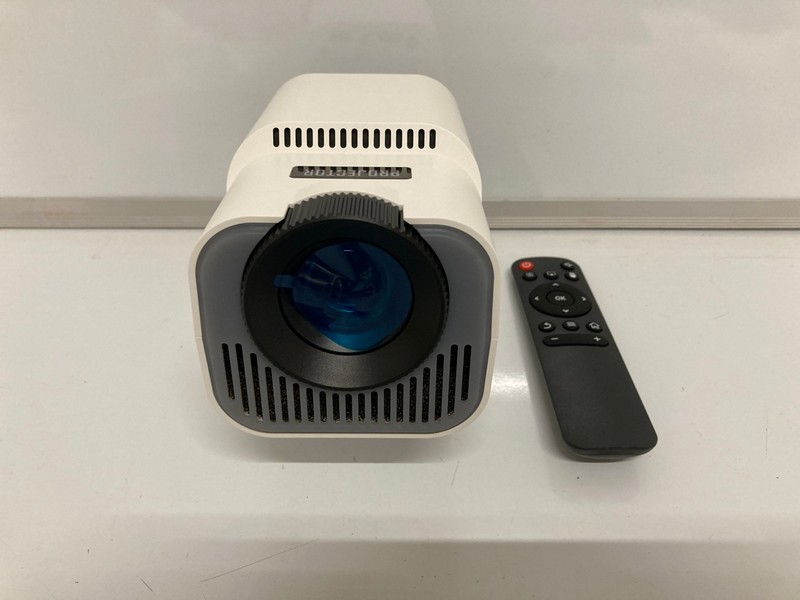 Lot 181  
            Nottingham SR7 – Delivery Only 

                
LED SOURCE MULTIMEDIA PROJECTOR MODEL: HY320 MINI