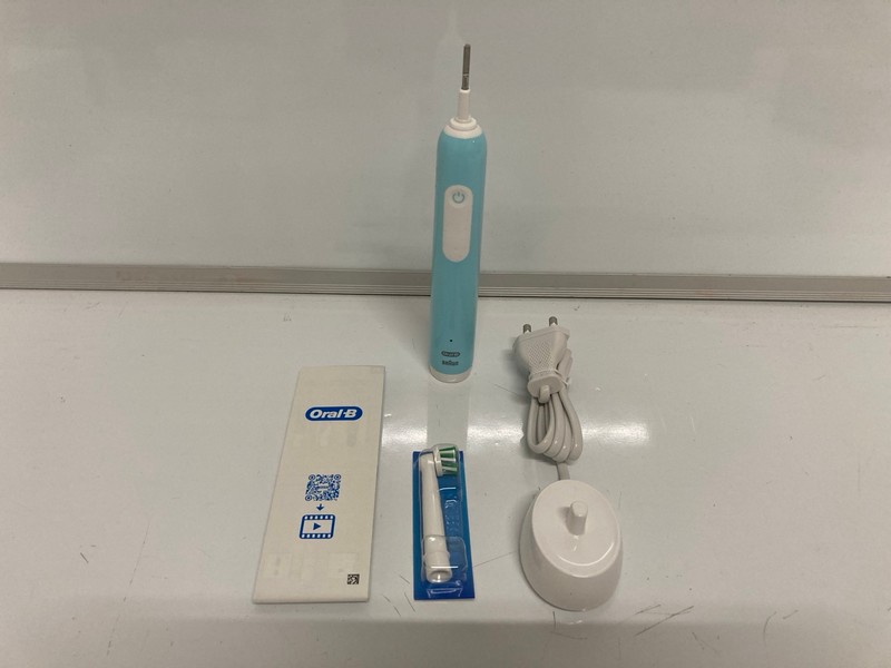 Lot 195  
            Nottingham SR7 – Delivery Only 

                
2 X TEETH CLEANING ITEMS INC ORAL-B PRO SERIES 1 ELECTRIC TOOTHBRUSH
