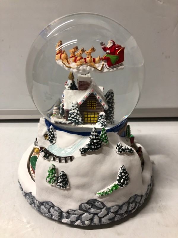 Lot 198  
            Nottingham SR7 – Delivery Only 

                
2 X HANDCRAFTED WITH HEART CHRISTMTAS SNOW GLOBES (WITH POWER CABLE AND REMOTE)