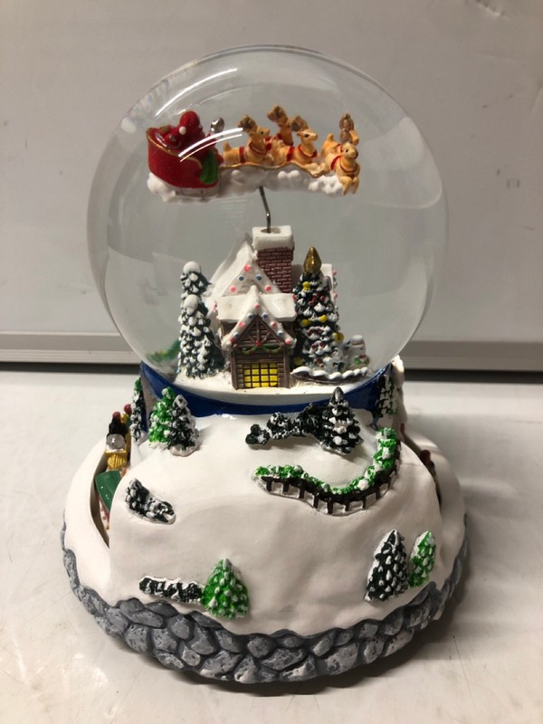Lot 200  
            Nottingham SR7 – Delivery Only 

                
2 X HANDCRAFTED WITH HEART CHRISTMTAS SNOW GLOBES (WITH POWER CABLE AND REMOTE)