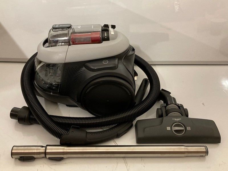 Lot 24  
            Nottingham SR7 – Delivery Only 

                
AEG ANIMAL 6000 BAGLESS CLEANER ORIGINAL RRP £199.99