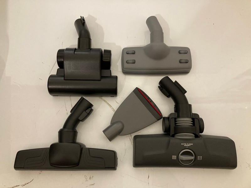 Lot 24  
            Nottingham SR7 – Delivery Only 

                
AEG ANIMAL 6000 BAGLESS CLEANER ORIGINAL RRP £199.99