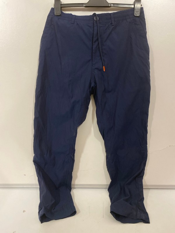 Lot 268  
            Nottingham SR7 – Delivery Only 

                
NIKE DRI-FIT BLUE TROUSERS SIZE: M