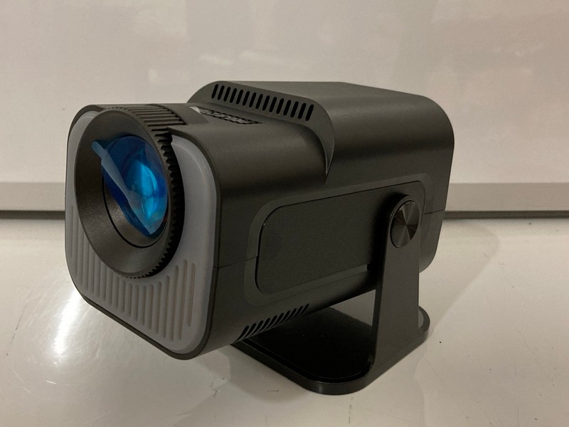 Lot 26  
            Nottingham SR7 – Delivery Only 

                
LED SOURCE MULTIMEDIA PROJECTOR MODEL: HY320 MINI