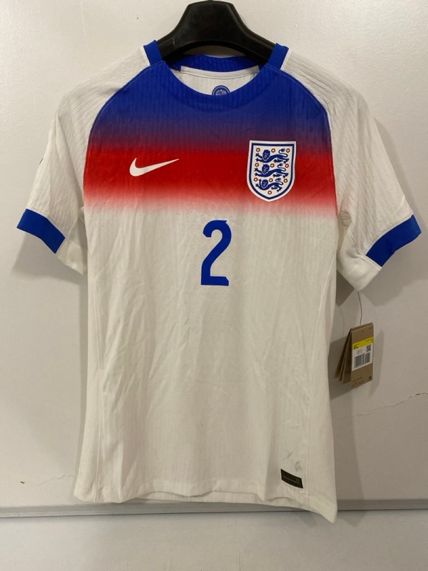 Lot 274  
            Nottingham SR7 – Delivery Only 

                
NIKE FOOTBALL MEN'S ENGLAND WOMEN'S LUCY BRONZE FOOTBALL SHIRT SIZE: S