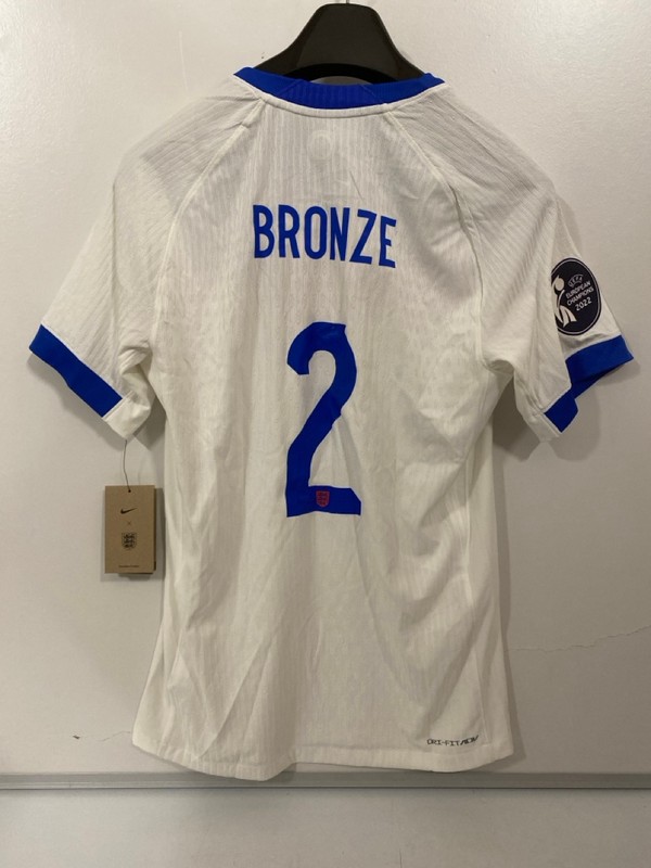 Lot 274  
            Nottingham SR7 – Delivery Only 

                
NIKE FOOTBALL MEN'S ENGLAND WOMEN'S LUCY BRONZE FOOTBALL SHIRT SIZE: S