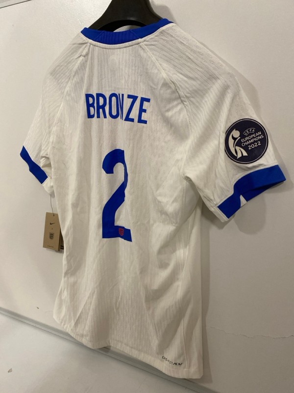 Lot 274  
            Nottingham SR7 – Delivery Only 

                
NIKE FOOTBALL MEN'S ENGLAND WOMEN'S LUCY BRONZE FOOTBALL SHIRT SIZE: S