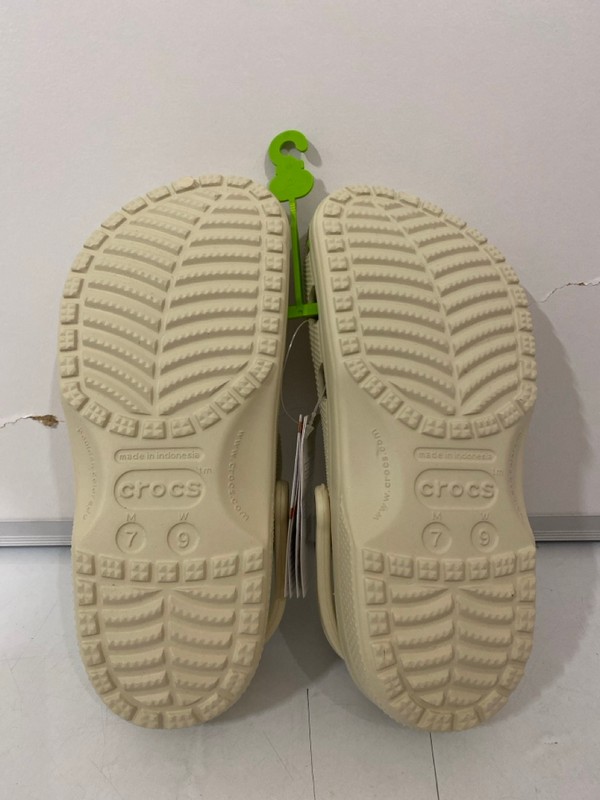 Lot 279  
            Nottingham SR7 – Delivery Only 

                
PAIR OF CROCS CLASSIC CLOGS SIZE: M7/W9